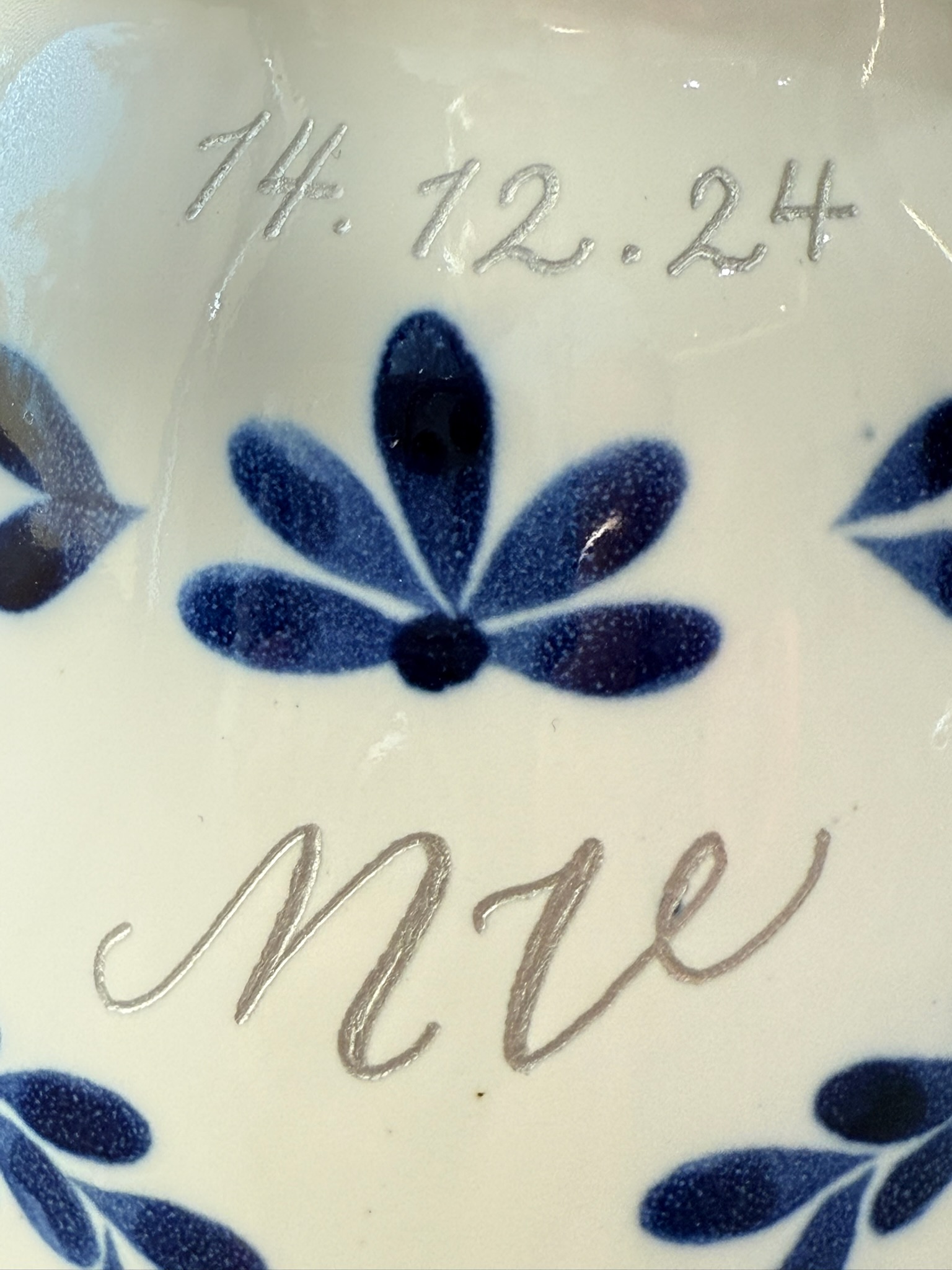Ceramic place cards with blue botanical motif and calligraphed monogram
