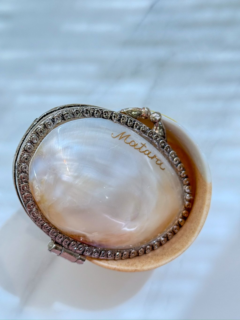 Gold calligraphy on mother-of-pearl shell — Lettering in the Cloud